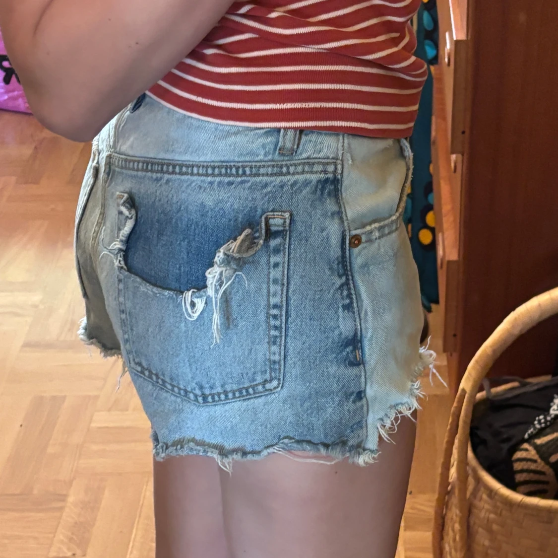 Ljusblå jeansshorts med slitningar - 1