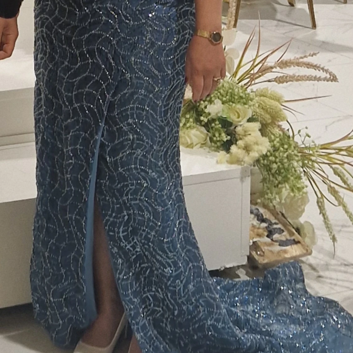 Blå glittrig långklänning med slits - 1