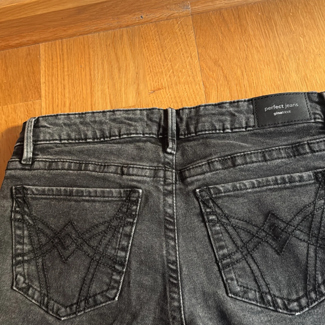 Svarta bootcut jeans från Gina Tricot - 3