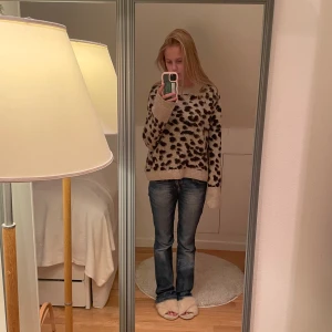 Beige stickad leopardtröja - Säljer en beige stickad tröja med leopardmönster och svarta/bruna fläckar. Perfekt för dig som vill sticka ut lite extra i höst och vinter.