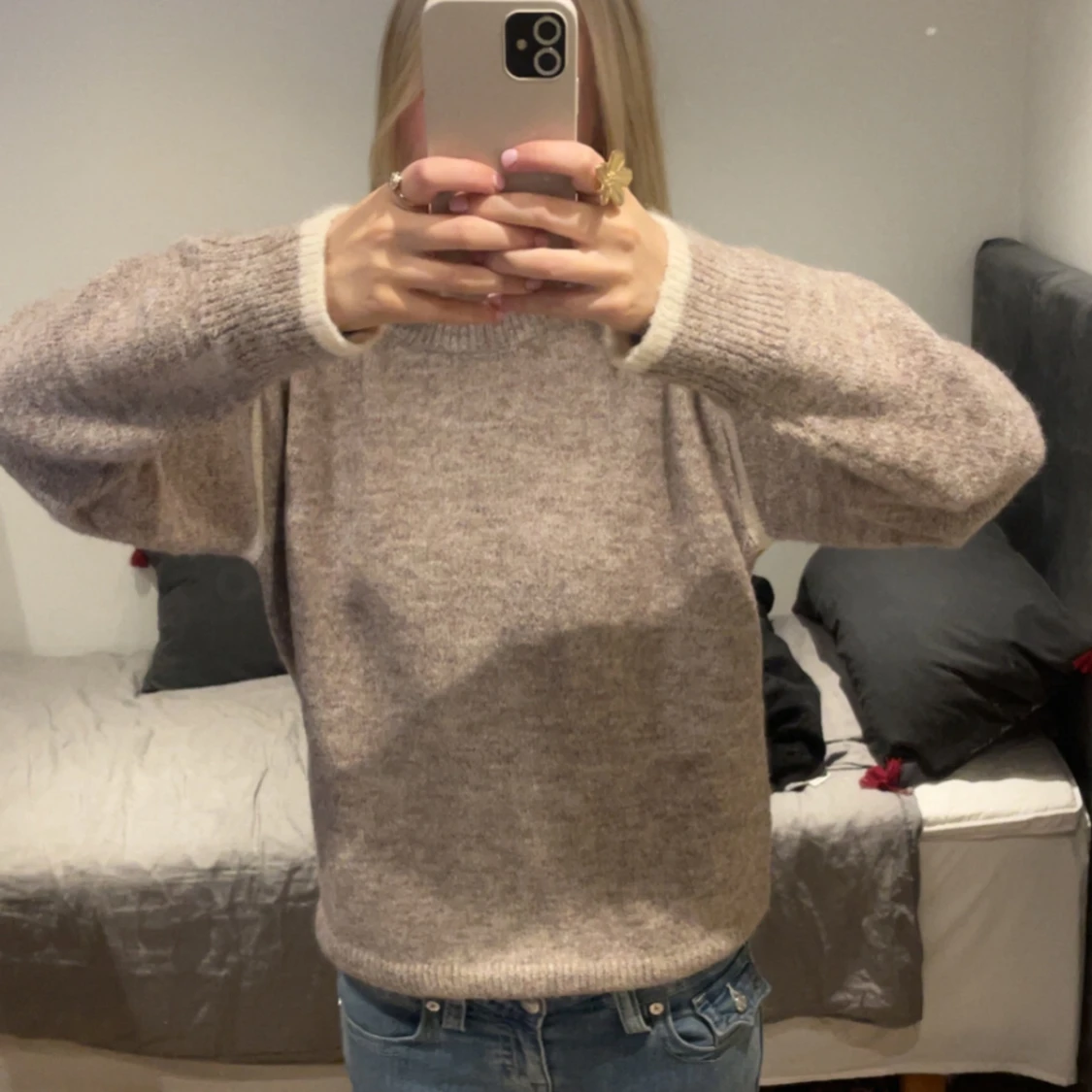 Beige stickad tröja med vit detalj