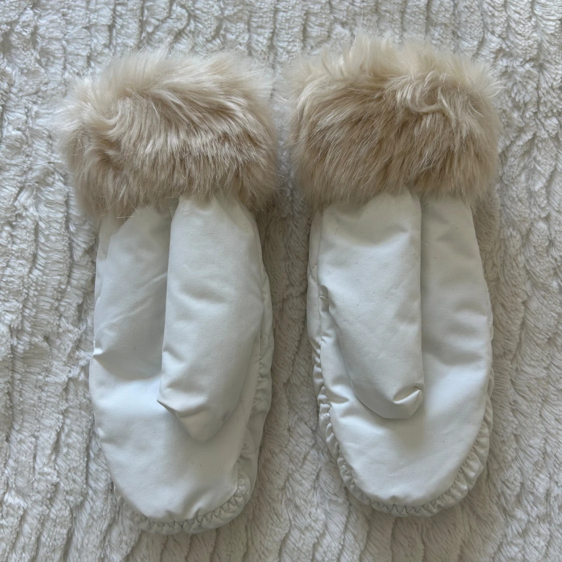 Vita vantar med päls - 1