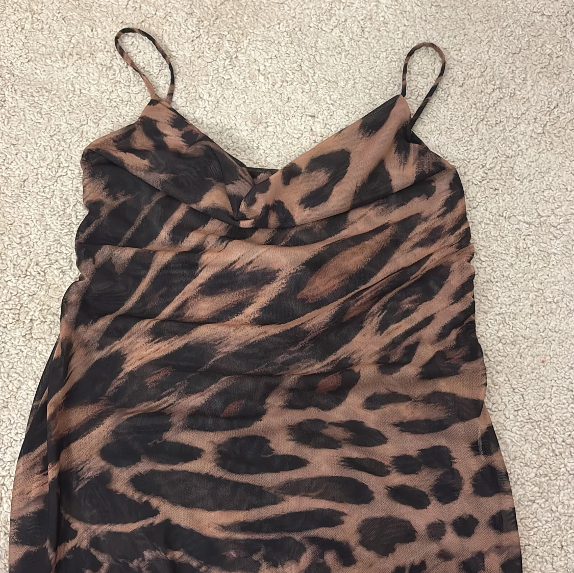 Leopardmönstrad linnetopp med drapering - 2