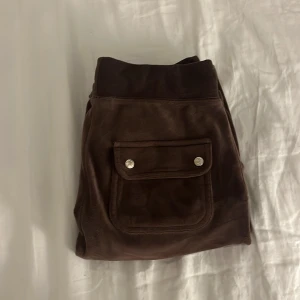 Bruna juicy couture byxor - Säljer dessa jätte fina bruna juicy couture byxor! De är använts många gånger och är därför lite slitna. De är i storlek xxs men skulle säga att de är mer som xs/s i storleken! Pris kan diskuteras, tryck gärna på köp nu 🩷