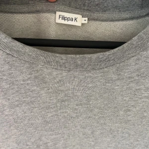 Filippa K Tröja - Schysst tröja från Filippa K. Använd endast någon enstaka gång pga för stor för mig. Nypris: 1699kr Storlek: Medium   Fraktar inom 24h! 💫