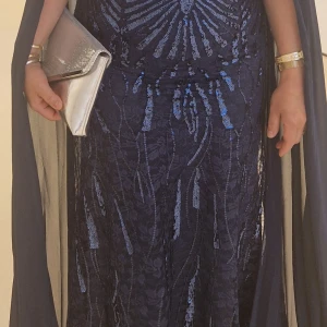 Festklänning - Fin mörkblå och glittrig festklänning. Bara använt en gång. Mycket bra skick