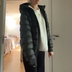 Svart pufferjacka med huva - Säljer en mörkgrön peak pufferjacka🫰 den är i bra skick🩷användes bra förra vintern🩷