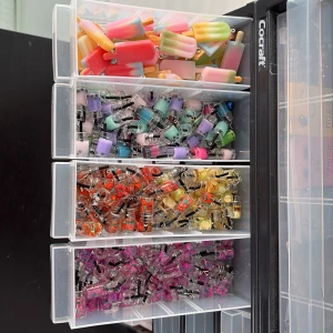 Färgglada berlocker i olika former - Säljer ett gäng söta berlocker i form av glassar och små flaskor fyllda med färgglada detaljer. Perfekta att använda till armband, halsband eller örhängen. Finns i flera färger som rosa, lila, grön, gul och orange. Ger en lekfull och unik touch till dina smycken.