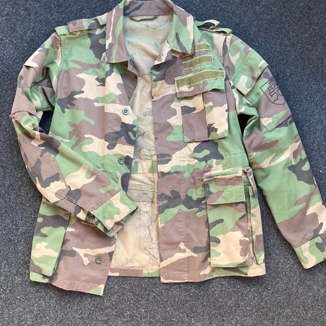 Camouflage militärjacka med fickor