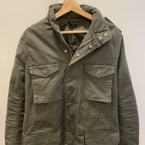 Grön field jacket  - Snygg grön field jacket i storlek 48/M (passar S bra också). Riktigt bra skick. Skriv vid minsta fundering! :) 
