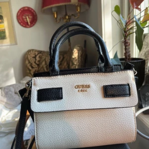 Vit och svart handväska från Guess - Fin använd fåtal gånger men väldigt bra och fin