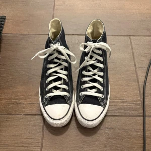 Converse skor - Köpta för 799kr säljer då de ej kommer till användning. Använda max 5 gånger