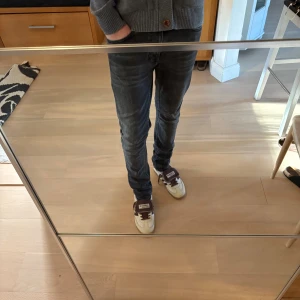 Vintage Svarta Nudie Jeans - Ett par feta vintage jeans från nudie🙌                           Storlek: 29/32  Hör av er vid frågor vid snabb affär kan pris diskuteras.