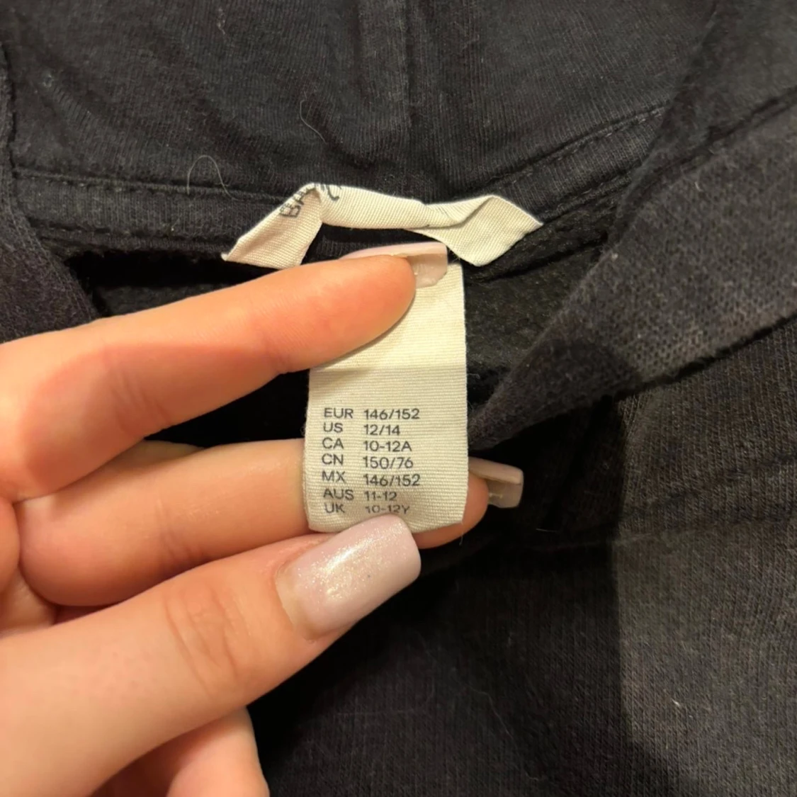 Svart hoodie från H&M med huva/bluza  - 3