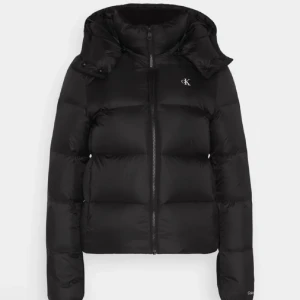 Calvin klein vinterjacka - Vinterjacka som inte kommit till användning. Fint skick, skriv för fler bilder☺️❣️ Inga defekter