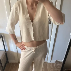 Söt halvärm kofta med ett knäppe vid bröstet. - Jättefin liten kofta i typ vit/beige färg. Typ 2 små fläckar som knappt syns och en fläck invändigt som syns men inte när man har den på sig!. Från holly and white i storlek M men passar mig som är xs/s🙈