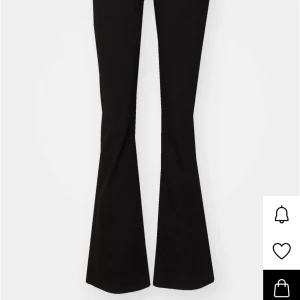 Svarta Ltb Roxy jeans  - Säljer nu mina svarta jeans i modellen Roxy, dem är i bra skick förutom lite slitna längst ner vid hälen då dem släpar i backen , storlek 26/34 och är lite långa för mig som är 172