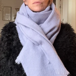 Ljuslila mjuk halsduk med fransar - Supermysig och stor halsduk i ljuslila färg med korta fransar längs kanterna. .