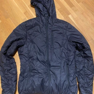 Jacka  - Tunn jacka med hål i en ficka. Strl 40