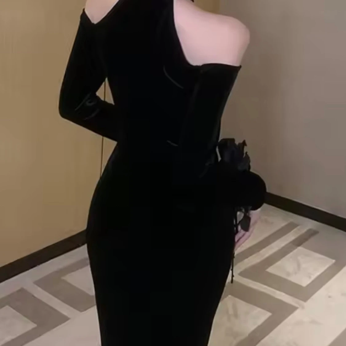 Svart sammetsklänning med slits - 1