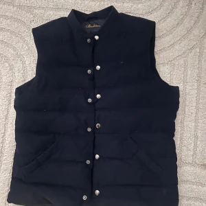 Mörkblå stenströms manchester väst - Stilren mörkblå manchester väst från Stenströms Nypris runt 3000 storlek m passar s