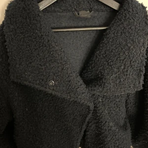 Kappa från Gina - En mörkblå kappa ifrån Gina i storlek S, en knapp längst ner har ramlat av, där av priset. Man kan se det på sista bilden. Annars jättefin och inte använd så mycket.