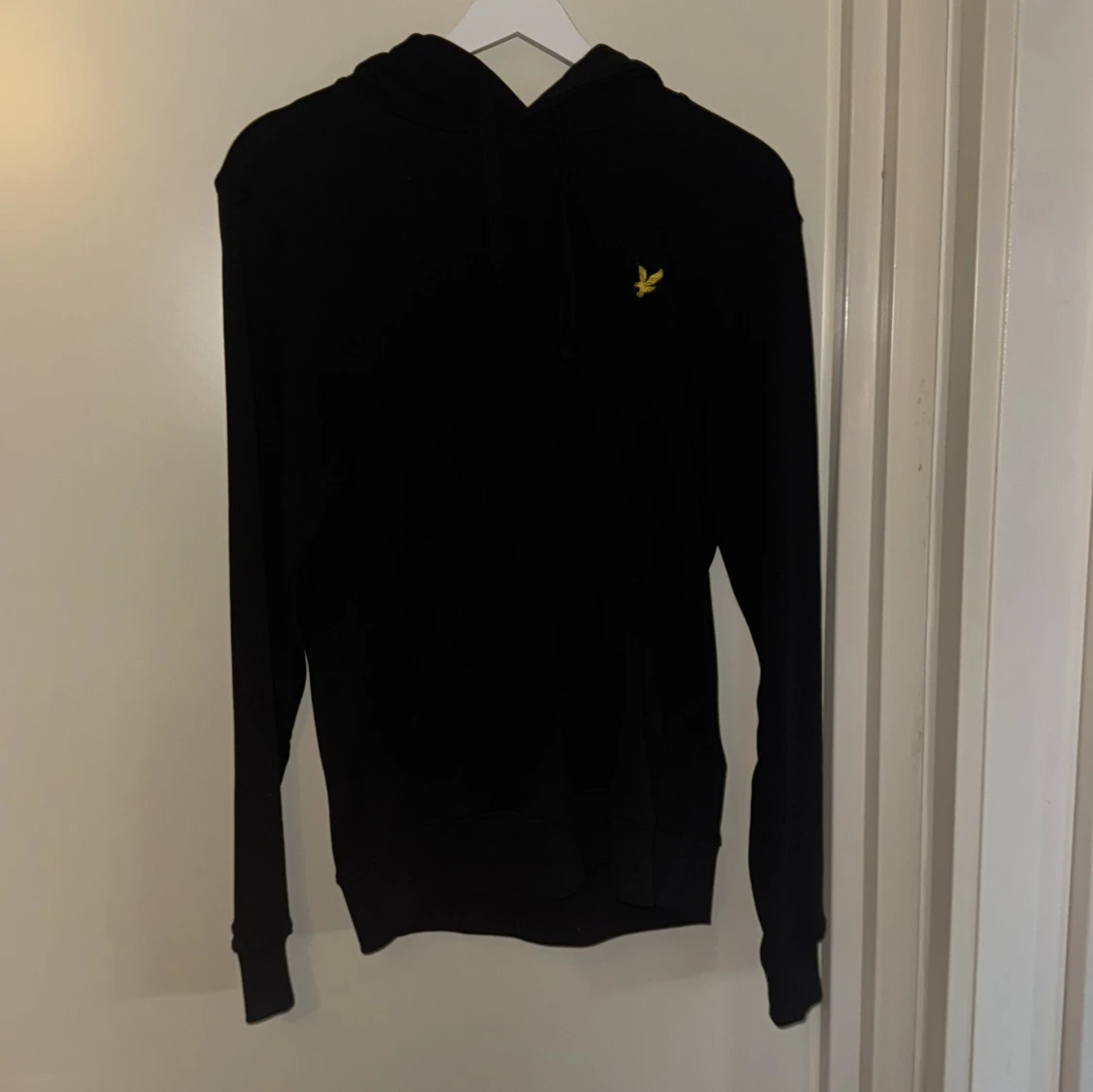 Svart hoodie från Lyle & Scott Storlek S