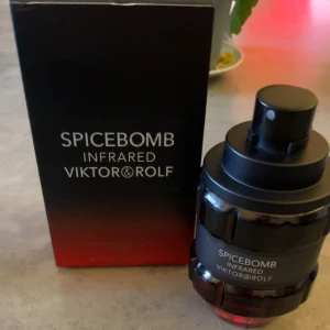 Spicebomb parfym - Spicebomb Infrared från Viktor & Rolf är en Eau de Toilette för honom. Flaskan har en unik design och förpackningen sticker ut med sin röda och svarta look. Volym: 90 ml.