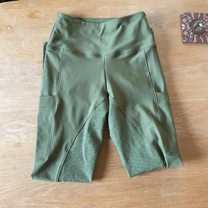 ZacZess ridleggings XS - Snygga gröna ridleggings från ZacZess i modellen Ohio Emerald. De har hög midja, mobilfickor på sidorna och helskodd silikon för extra grepp. Perfekta för ridning och sitter riktigt bekvämt. Materialet är stretchigt och följsamt. Aldrig använda