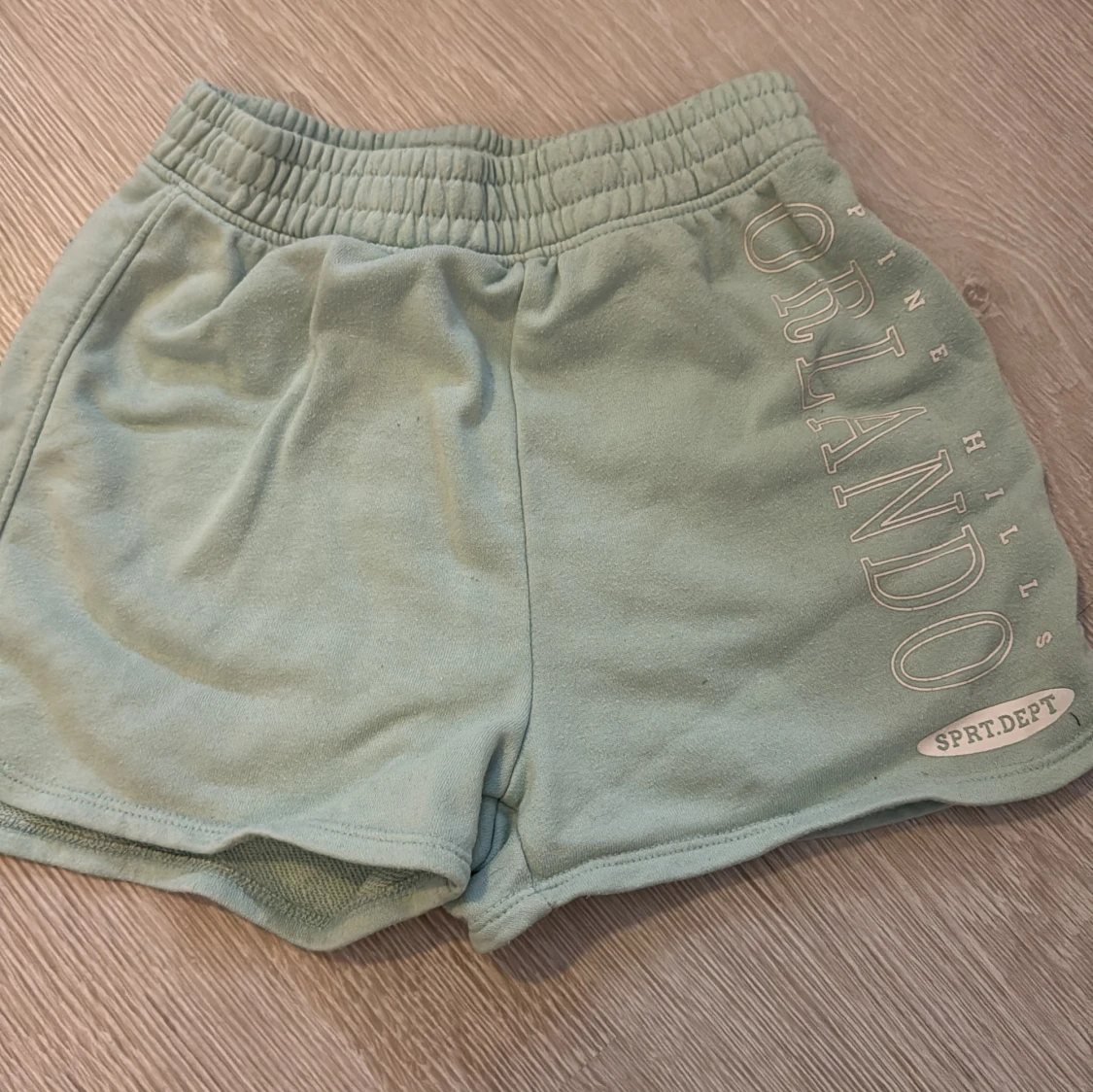Mintgröna shorts från H&M med tryck