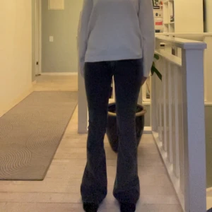 Mörkgrå bootcut jeans - Snygga mörkgrå jeans med bootcut-modell och klassiska bakfickor. Jeansen har en något tvättad look och sitter tajt upptill med utsvängda ben. Perfekta för dig som gillar en trendig och avslappnad stil.