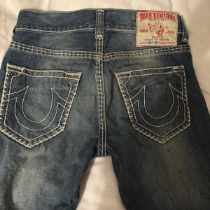 True religion jeans straight  - Säljer pga dom inte sitter snyggt på mig💔 men jätte fina och inga problem med dom alls. Köp dessa om du vill få huzzen 😈 skriv för mer info eller bilder 