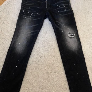 Dsquared jeans  - Dsquaredred jeans storlek M, fler bilder kan skickas. I princip som nya, köpt från NK, men endast legat i garderoben 