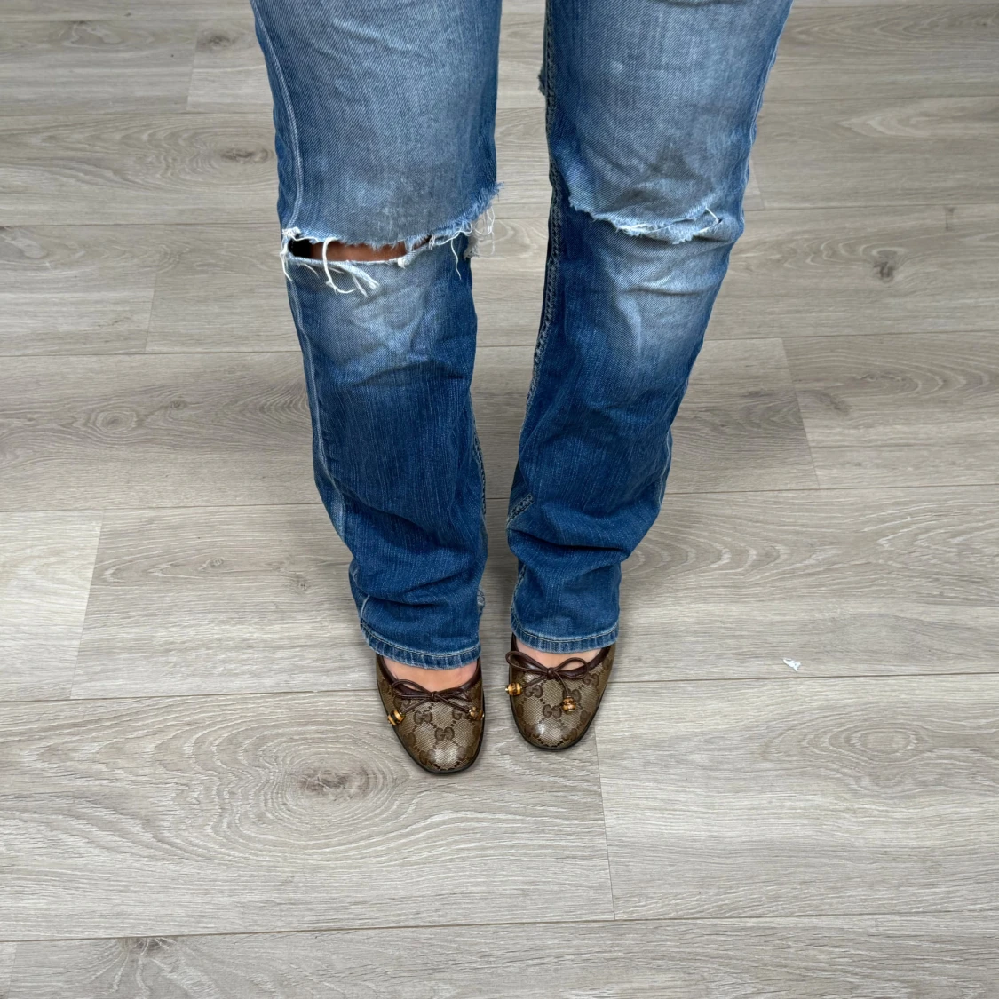 Blå bootcut jeans med slitningar - 3