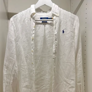 Vit skjorta från Polo Ralph Lauren - Storlek XS, men passar bättre som S då Ralph lauren skjortorna ofta är ganska stora. Nyskick, endast använd en gång, lite skrynklig bara! 