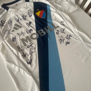 Djurgården signerad matchtröja  - Säljer en helt ny matchtröja ( borta stället ) som är signerat av årets lag! Finns nfc skan på tröjan som därav visar verifikationer. En oerhört exklusiv tröja som absolut inte är lätt att få tag i och är en riktigt bra investering! Funkar inte priset så kom med förslag. 