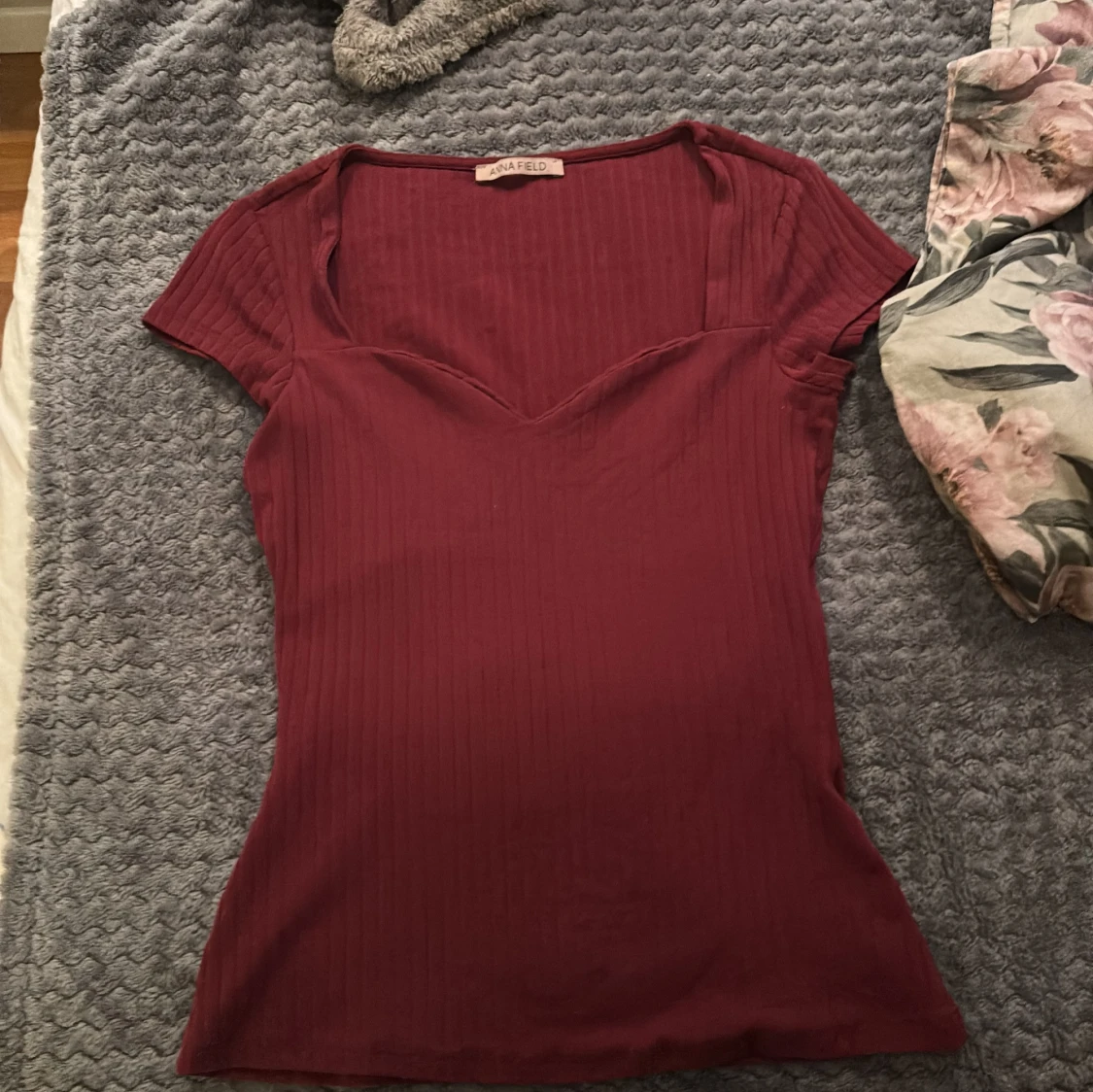 Vinröd ribbad topp från Anna Field