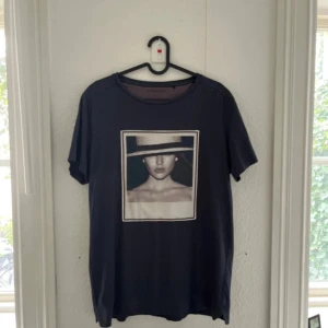 Mörkblå Limitato T-shirt - Säljer en grymt snygg Limitato T-shirt med ett snyggt tryck på framsidan.  • Storlek M. Använd men i riktigt gott skick! 📈  • Nypris ligger runt 2500kr 💰  Hör av er vid funderingar!🙌🌵