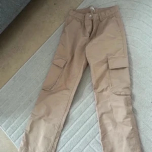 Gina tricot Cargo jeans  - Använda en gång men passar inte mig storlek 34 