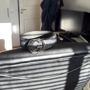 Gucci Bälte Svart Monogram läder   - Hej, hjälper nu min vän att sälja sitt Gucci bälte som han inte längre använder. Bältet är äkta och är köpt på Guccis butik i Köpenhamn. Bältet är 90 centimeter långt och 4cm brett. Original box och kvitto finns. Det finns ett litet slitage som har kommit av jeans med åren men de är inget märkvärdigt. Om du har frågor är de bara att ställa dem! 