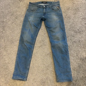 Blå Replay jeans slim fit - Snygga blå jeans från Replay med en snygg tvättning,Jeansen har en slim passform                                                Storlek w28/L30