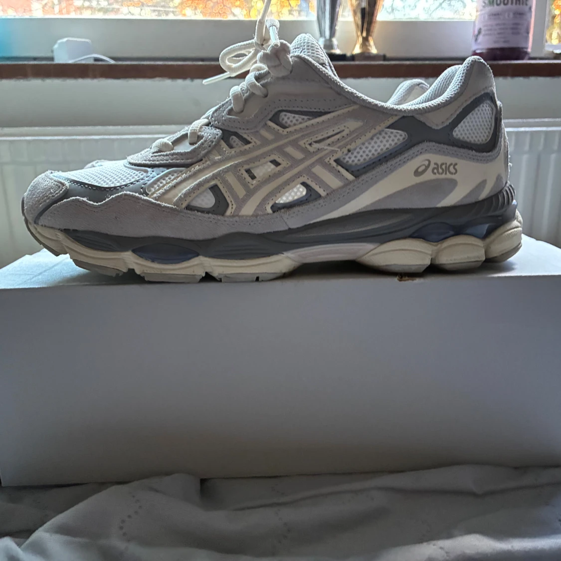 Gråvita Asics sneakers med mesh - 1