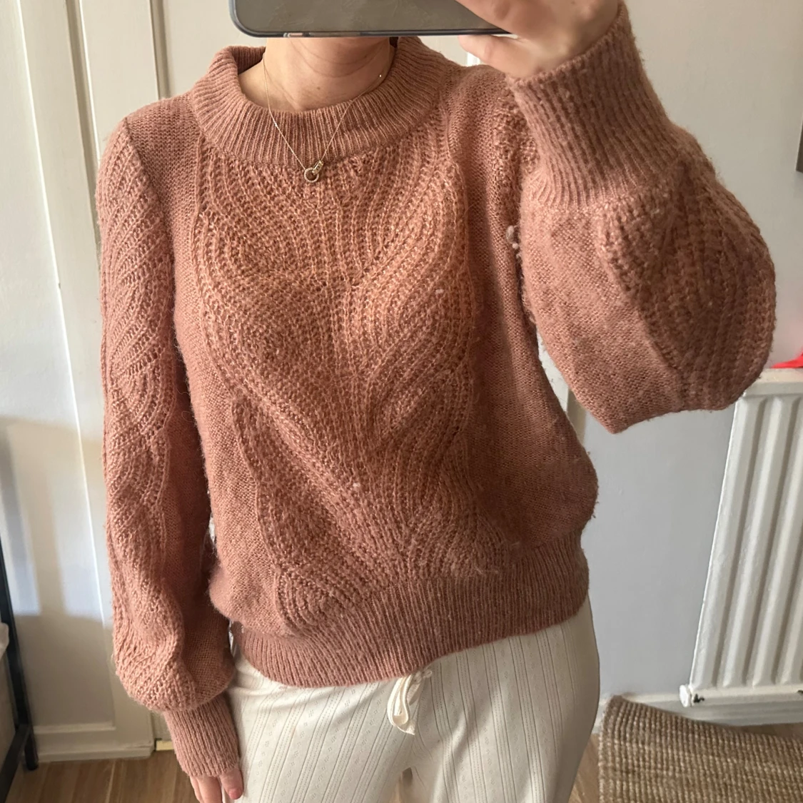 Rostrosa stickad tröja med mönster