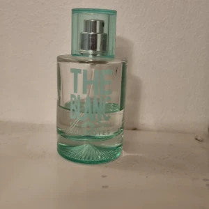 Solinotes The Blanc parfym - Fräsch och stilren parfym från Solinotes med namnet The Blanc. Perfekt för dig som vill ha en modern och enkel doft i din samling. Snygg flaska med turkosa detaljer. Ungefär halva kvar.