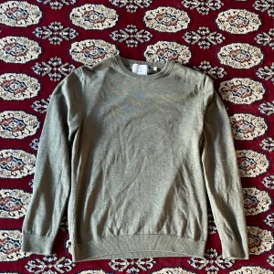 Grå basic stickad tröja från Bläck - Enkel grå stickad tröja med långa ärmar. Från bläck.