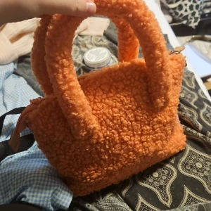 Mystery väska med skönhet  - En mystery bag (väska) med skönhet det är använt eller testat men rengjort och fina märken, väskan följer med i priset