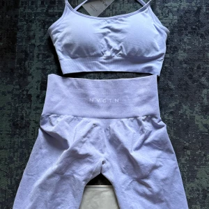 NVGTN - Sprillans nytt träningsset från nvgtn i storlek S. Har konturer för att lyfta bakdelen. Nypris 850kr