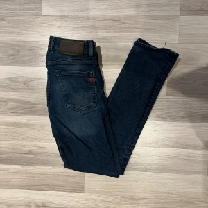 Diesel Jeans Slimfit - Tjena säljer slimfit Diesel Jeans med en snygg fade på knäna. Storleken är 32/32 