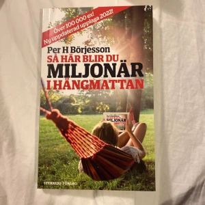 Så här blir du miljonär i hängmattan - En inspirerande bok för dig som vill lära dig hur du kan bygga en förmögenhet på ett enkelt och avslappnat sätt. Perfekt för unga vuxna som vill få koll på ekonomi och investeringar utan att det blir krångligt.