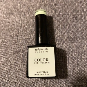  Gel polish factory Gel polish/gellack kräver uv-ledlampa - Gel polish factory - matcha soft serve. Ny och oanvänd. Se färg på sista bilden, tagen från nätet. 